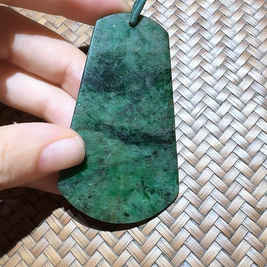 翡翠未镶嵌颈饰个性十足