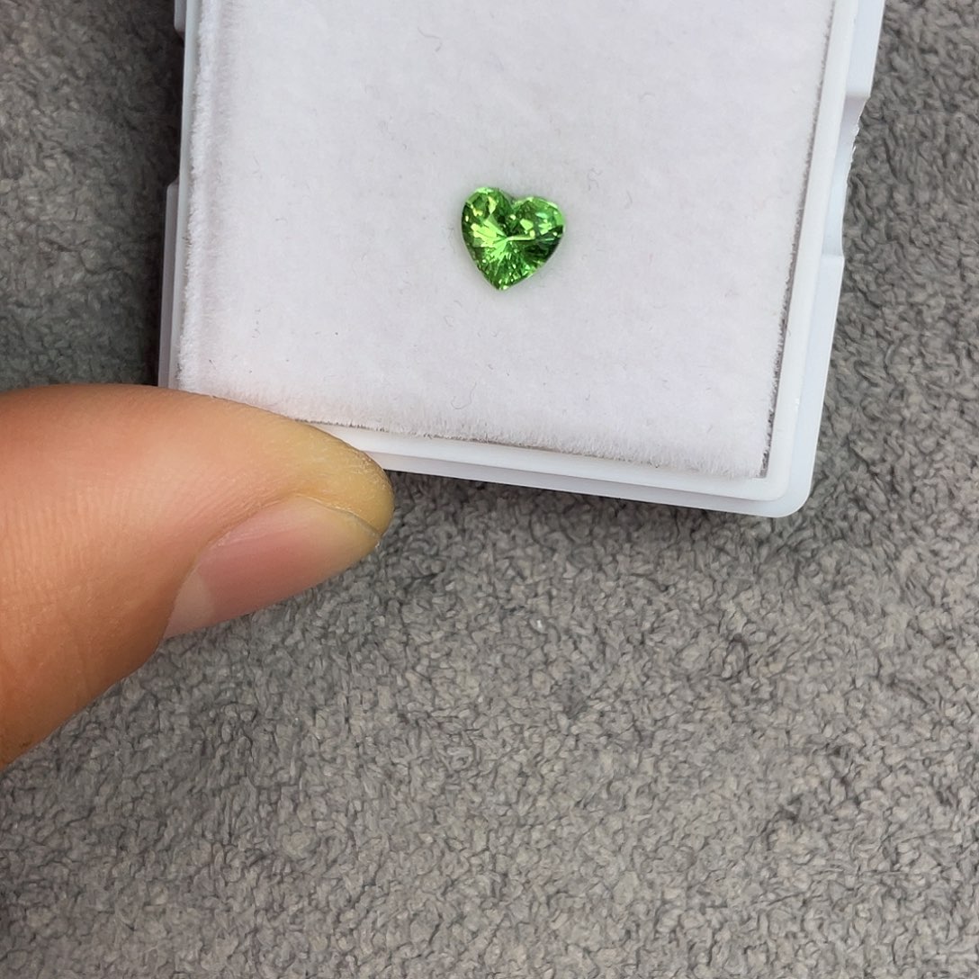 石榴石（沙弗莱）裸石未镶嵌0.81Ct。