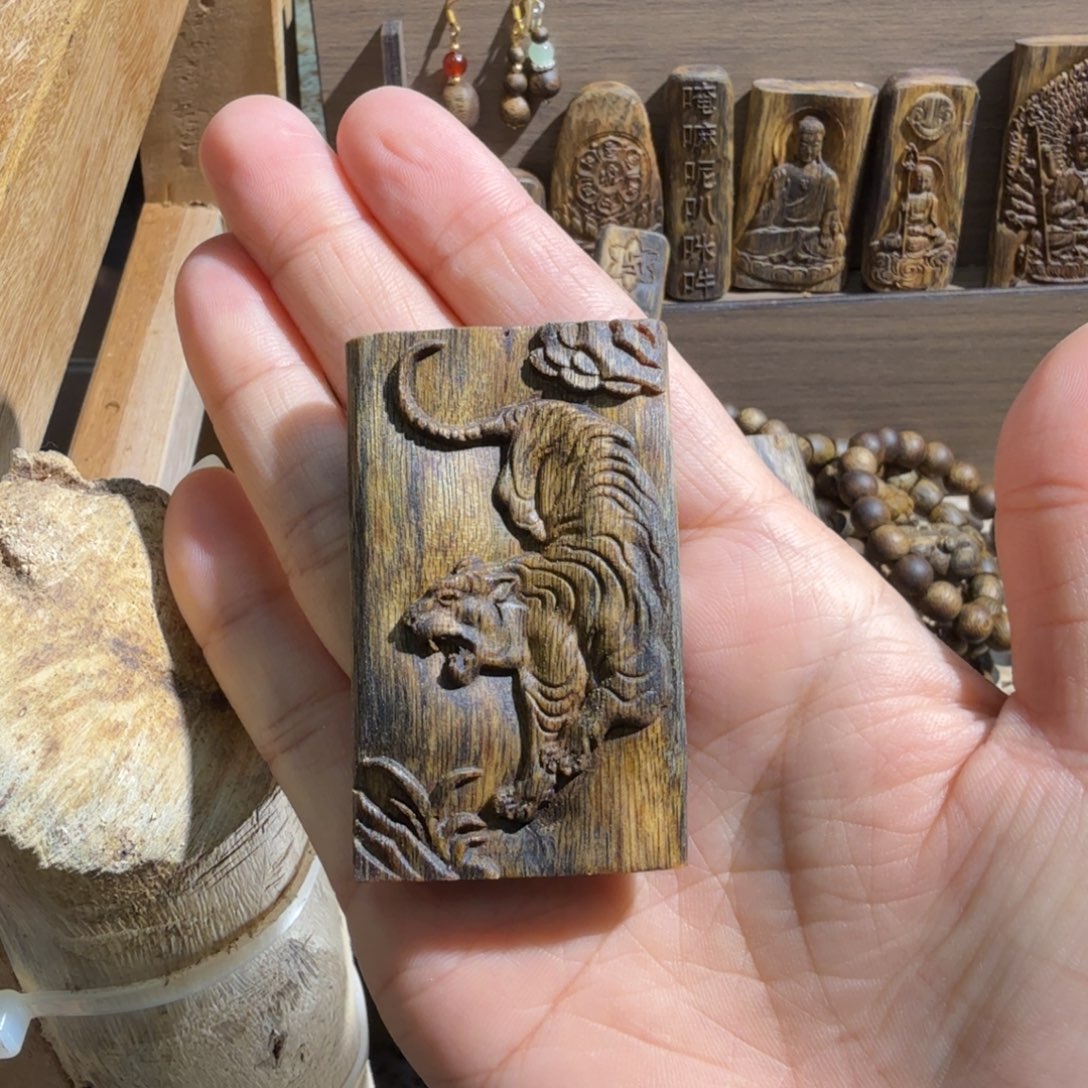 吊坠沉香白棋楠吊坠雕刻牌10.8克