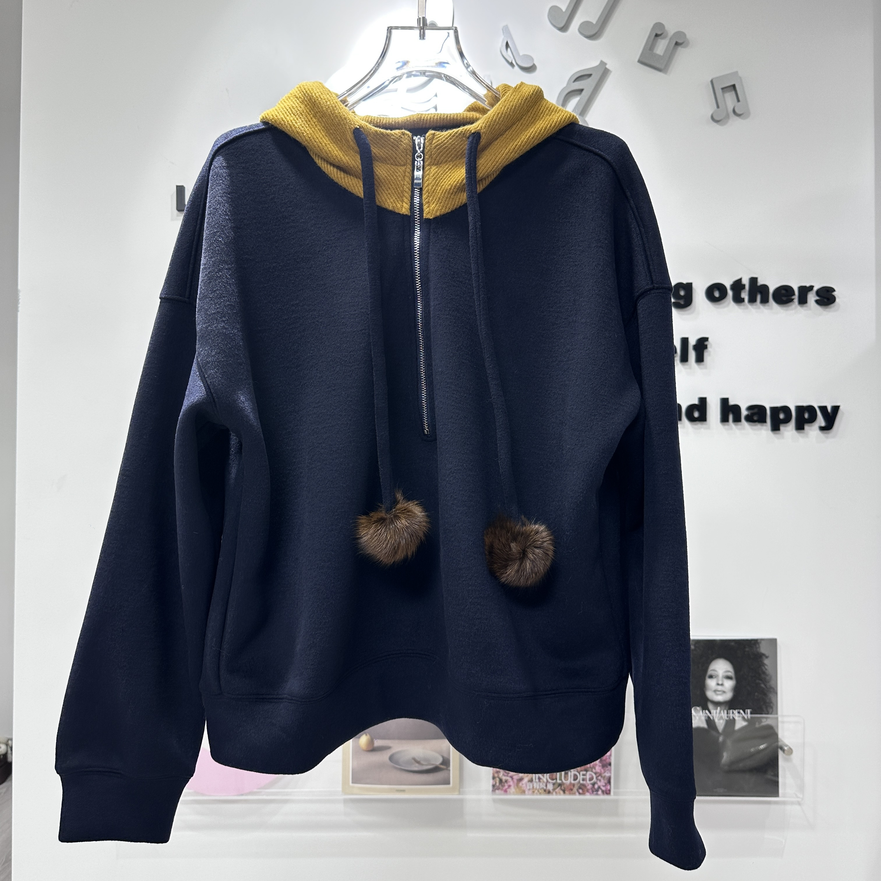 君家拼色毛球设计连帽卫衣