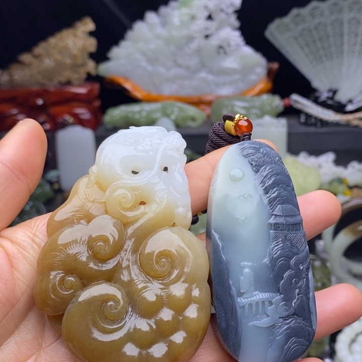 和田玉挂件未镶嵌燕**人和田玉吊坠两件多样发