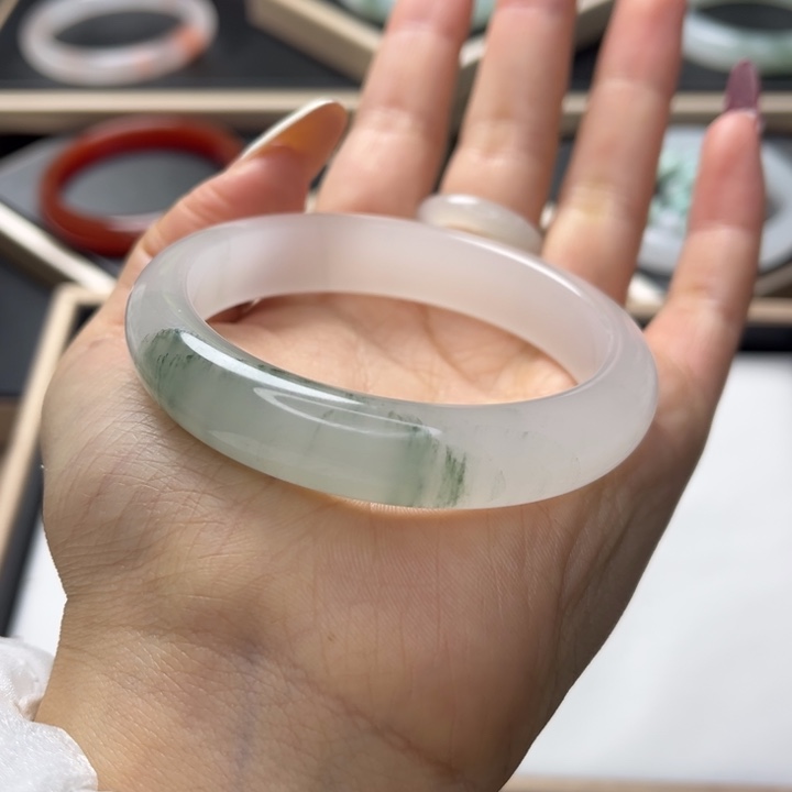 石英质玉手镯未镶嵌宝**士