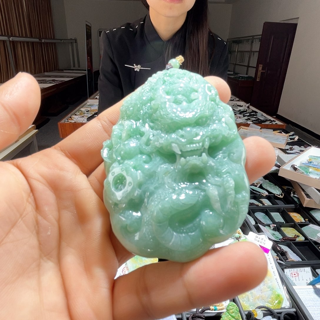 翡翠未镶嵌颈饰一