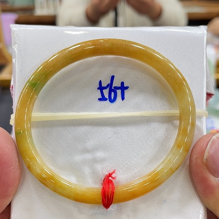 翡翠手镯未镶嵌翡翠