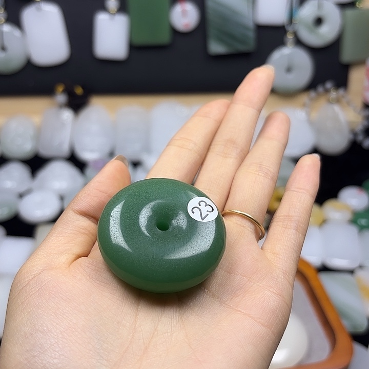 石英质玉未镶嵌颈饰周*生