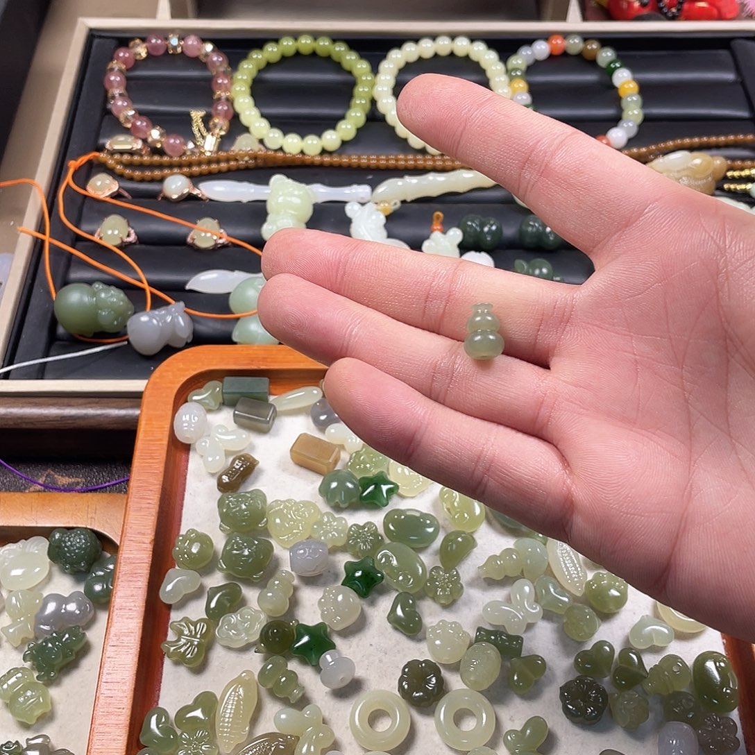 ****࿐和田玉未镶嵌颈饰