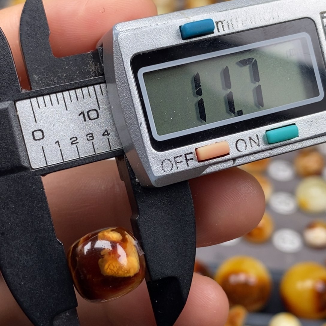 琥珀颈饰未镶嵌老型