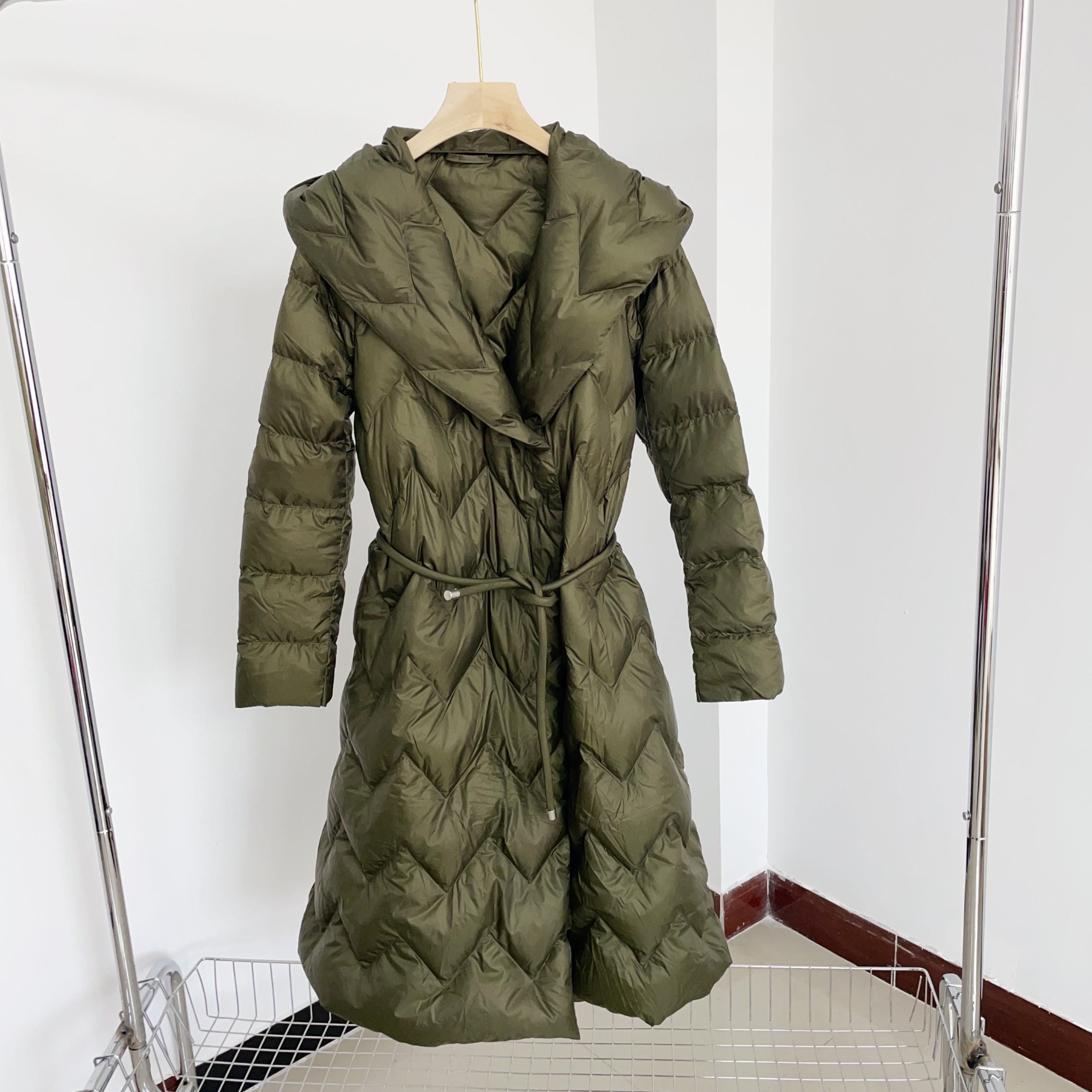 仓6  超清绗缝翻领大帽子休闲羽绒服(部分无腰带）