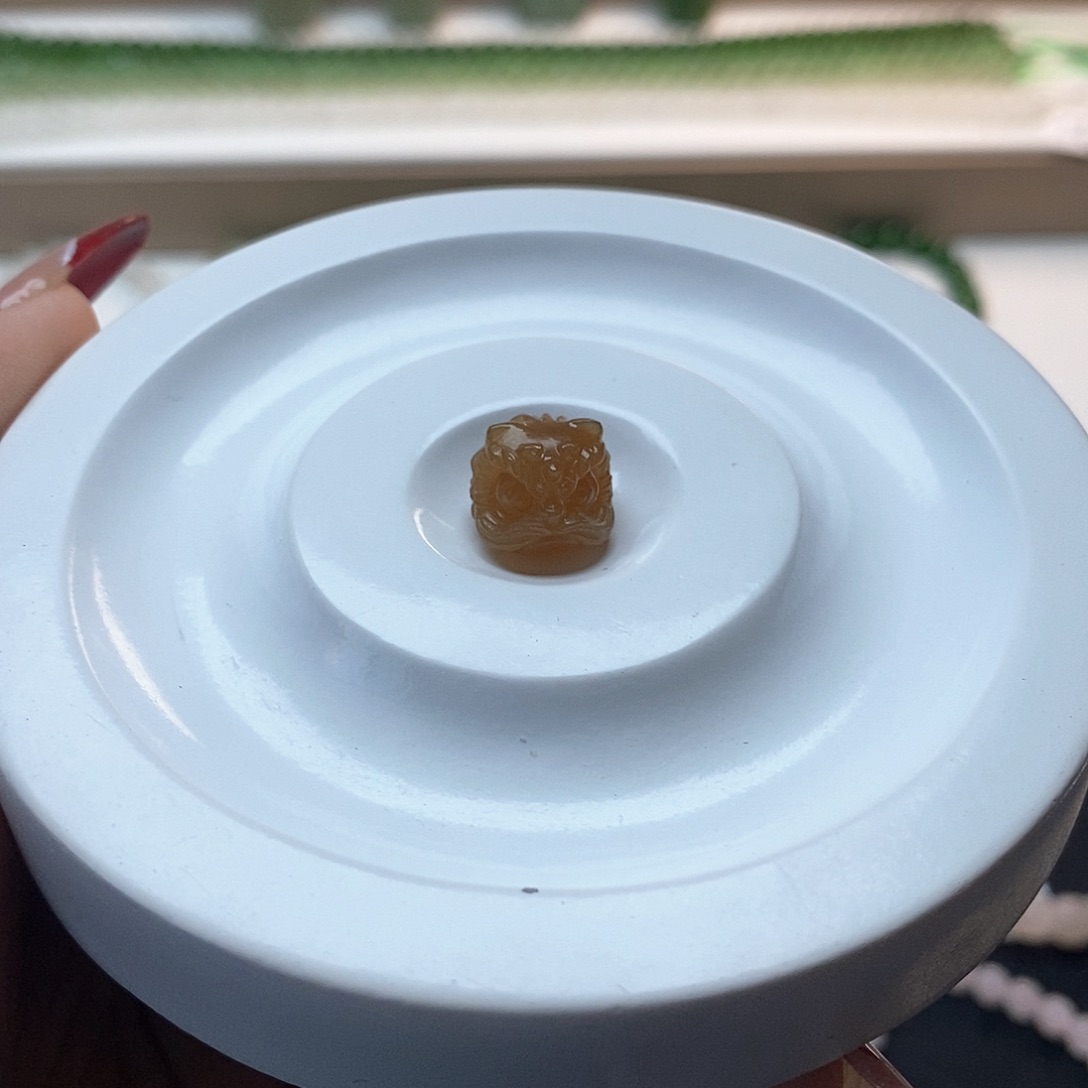 和田玉颈饰未镶嵌黄金糖醒狮