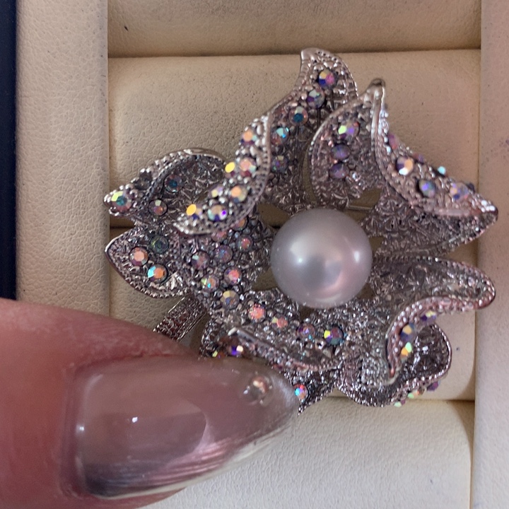 未镶嵌胸饰海水珍珠