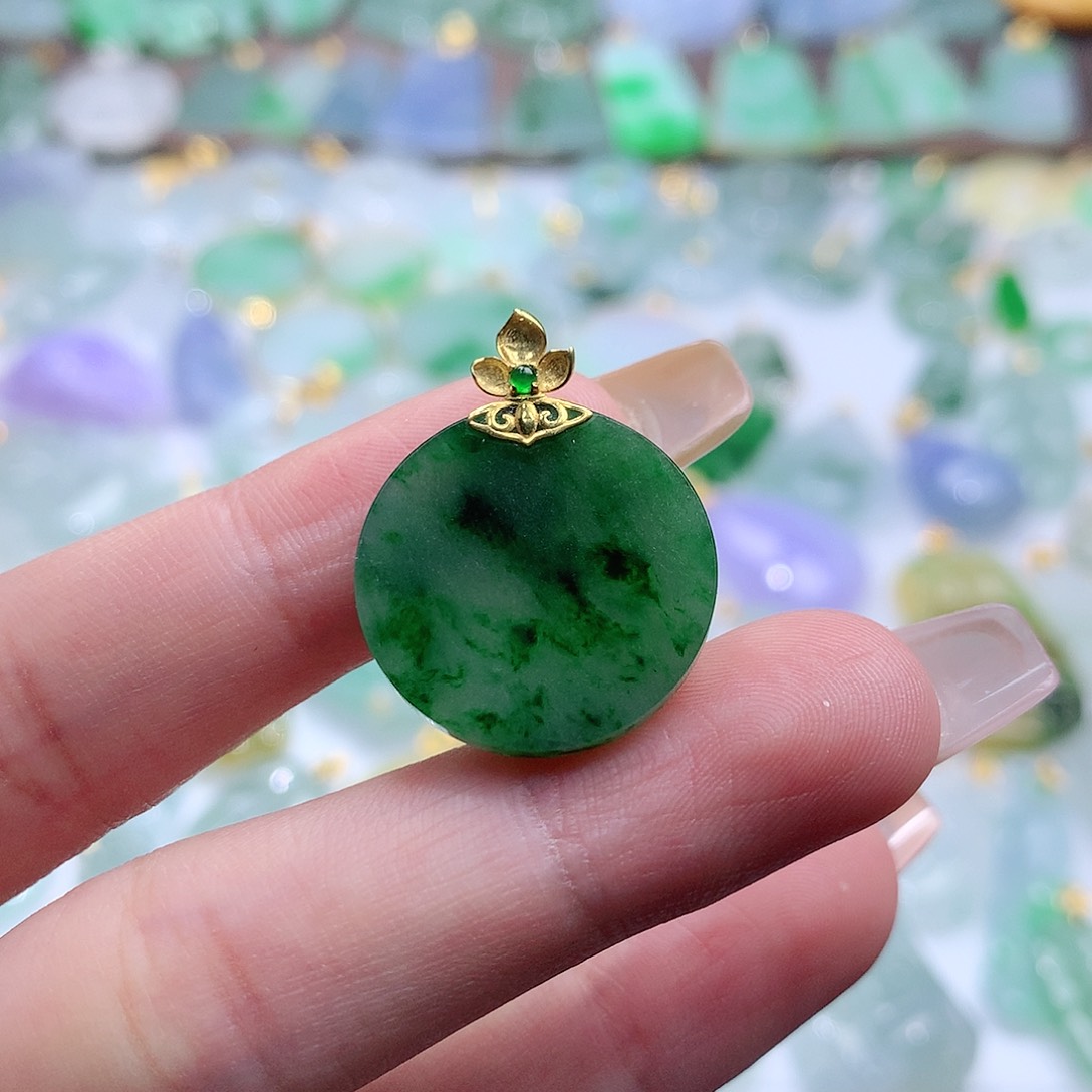 翡翠颈饰未镶嵌翡翠