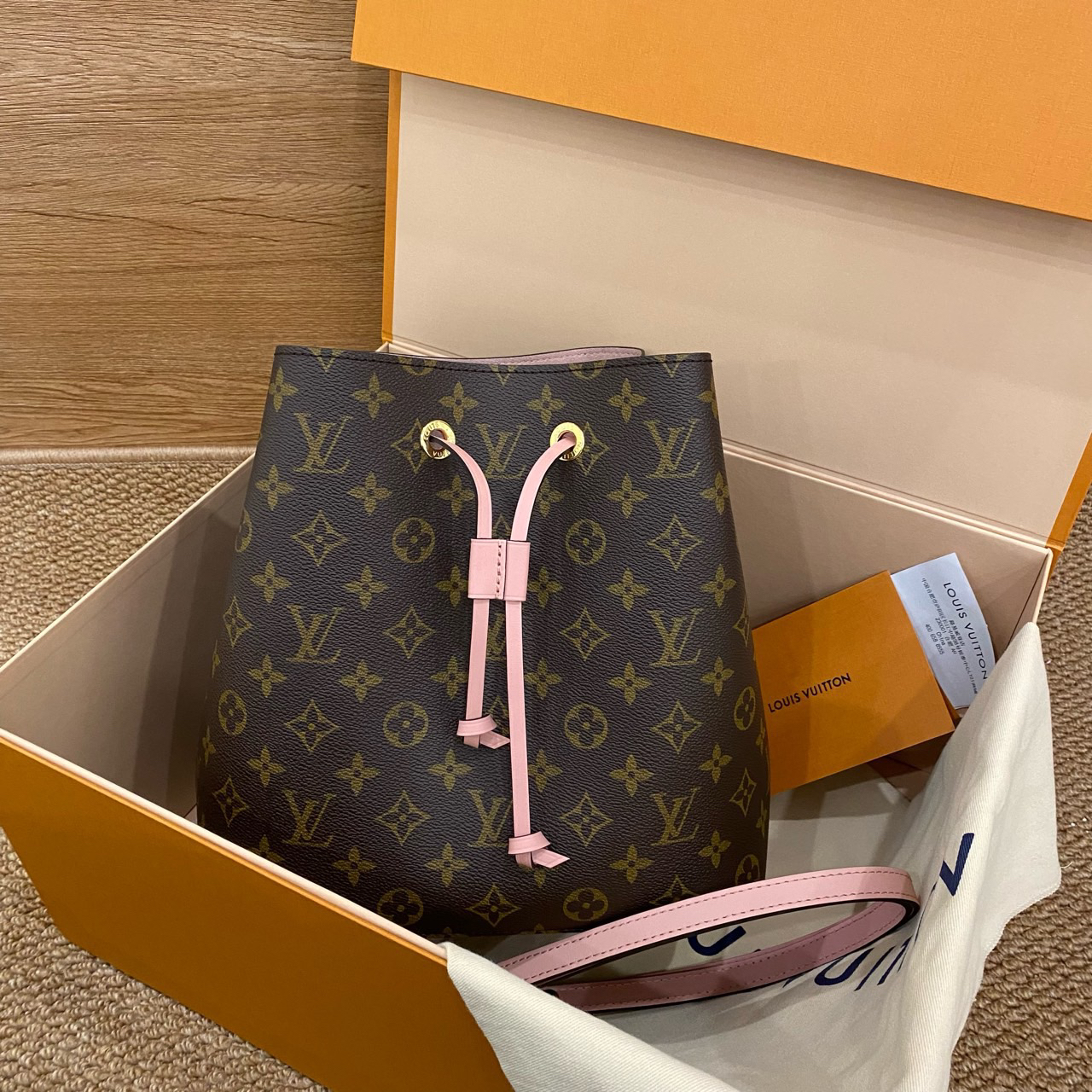 全新未使用 LouisVuitton/路易威登 老花粉水桶单肩包