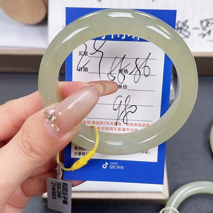 和田玉手镯未镶嵌