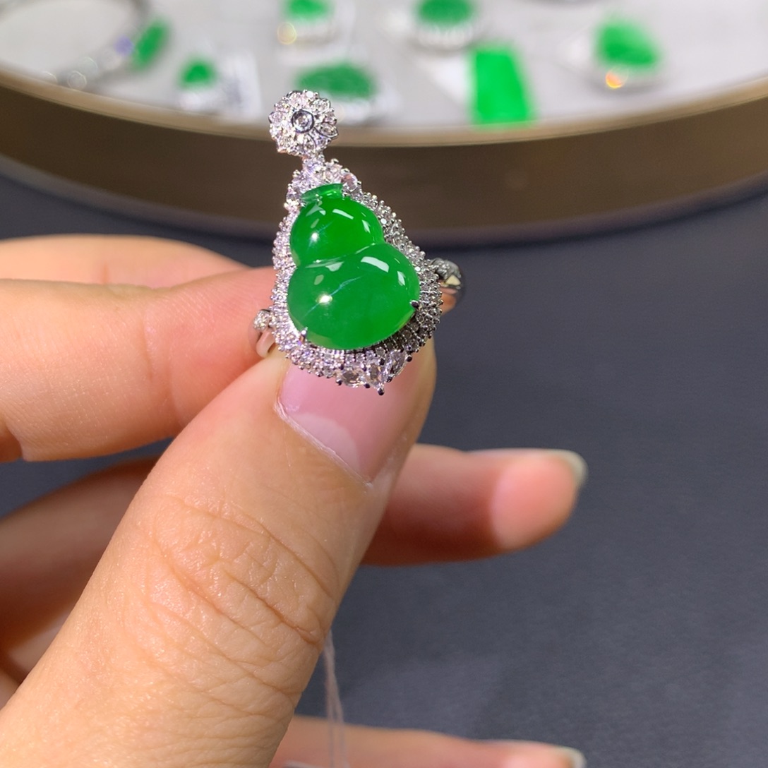 翡翠戒指18K金镶嵌翡翠