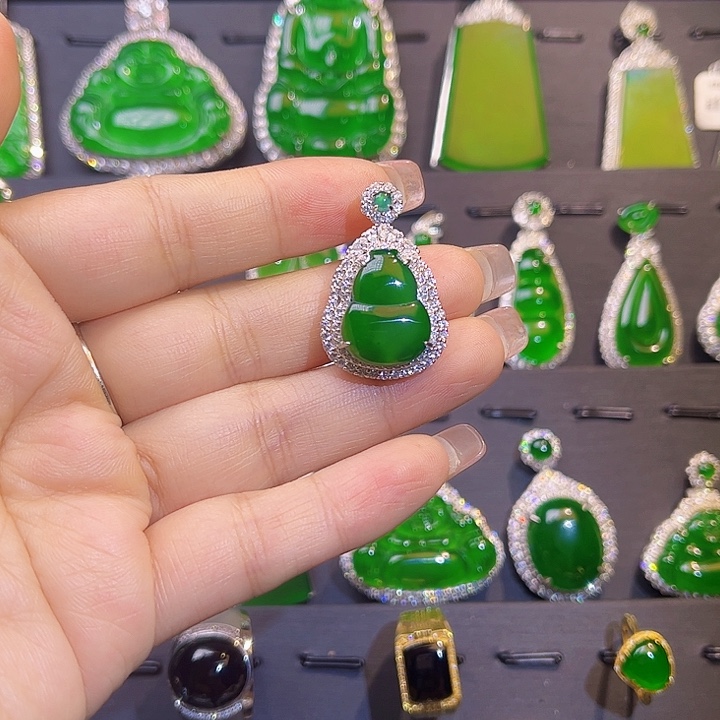 翡翠颈饰未镶嵌葫芦