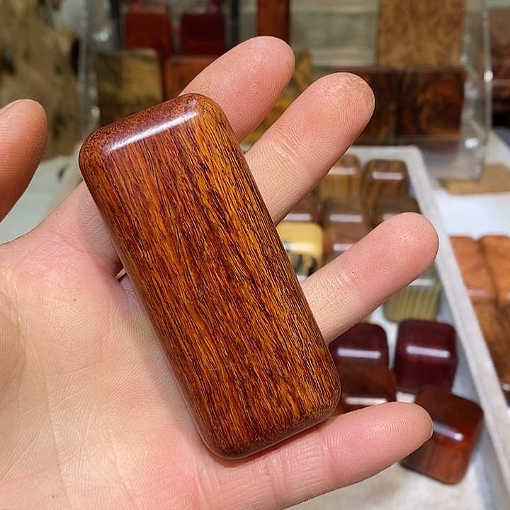 辣***妹香榧木木质哈把玩件5888