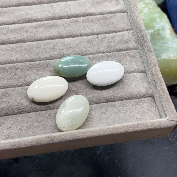 透闪石-蛇纹石玉珠宝奇石未镶嵌