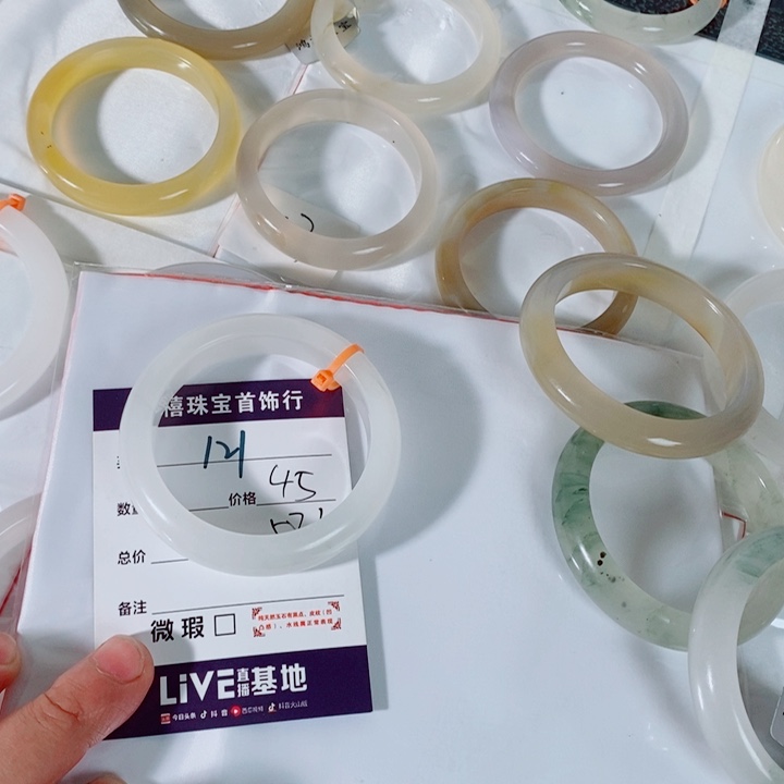 喵****石英质玉未镶嵌手镯121