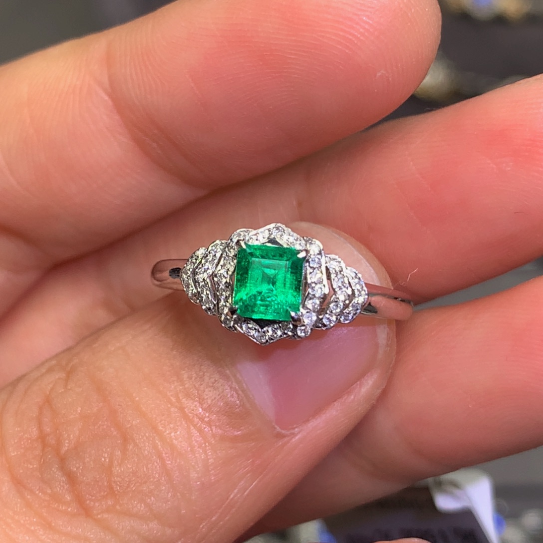 祖母绿戒指18K金镶嵌