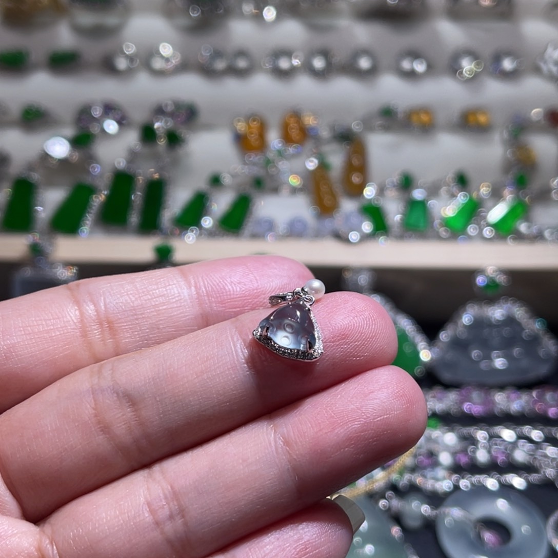 翡翠吊坠(不含链)18K金镶嵌莲蓬头滴溜