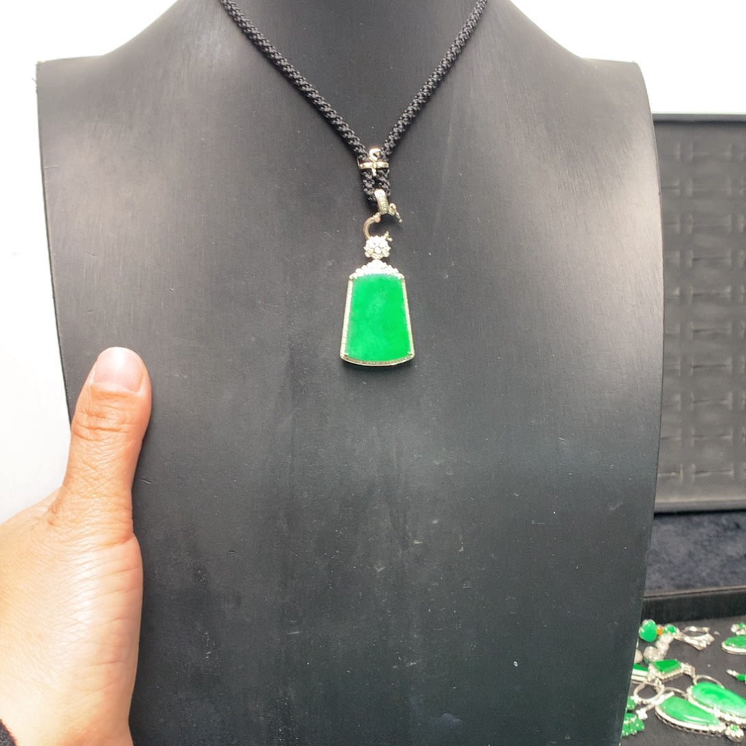 翡翠颈饰18K金镶嵌翡翠