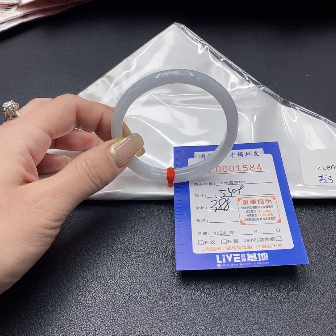 翡翠手镯未镶嵌翡翠手镯