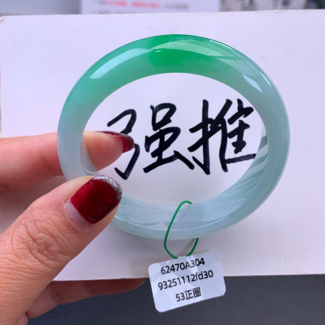 翡翠未镶嵌手镯种老肉细白底青【微瑕捡漏】