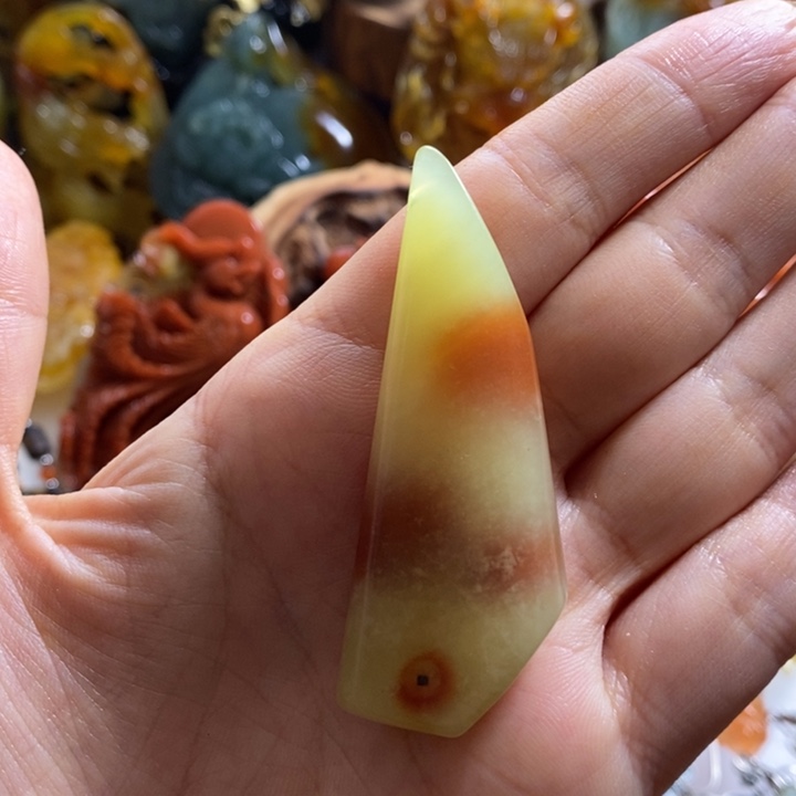 蛇纹石玉颈饰未镶嵌