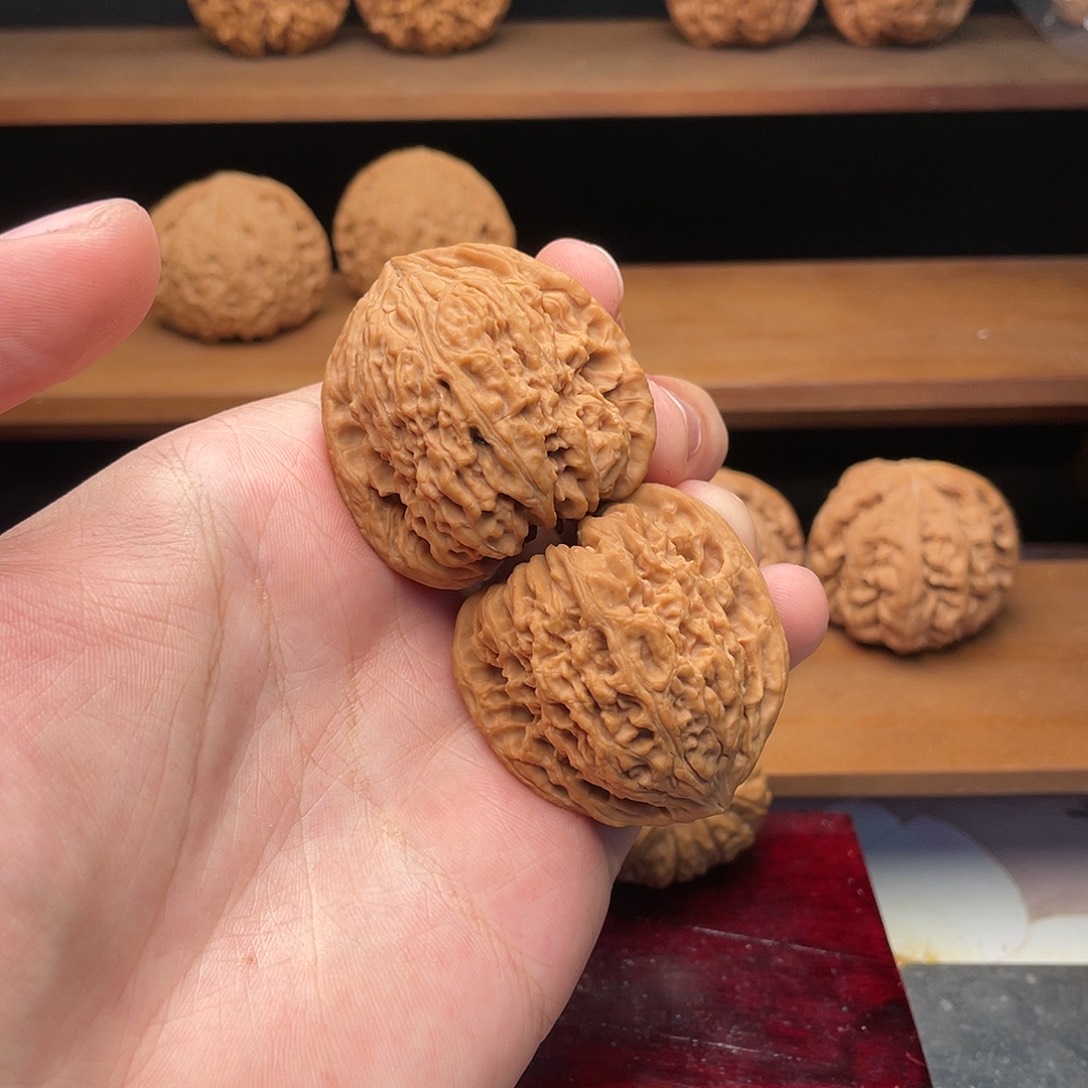 文玩核桃把件41头货红皮凹底拉丝南疆石