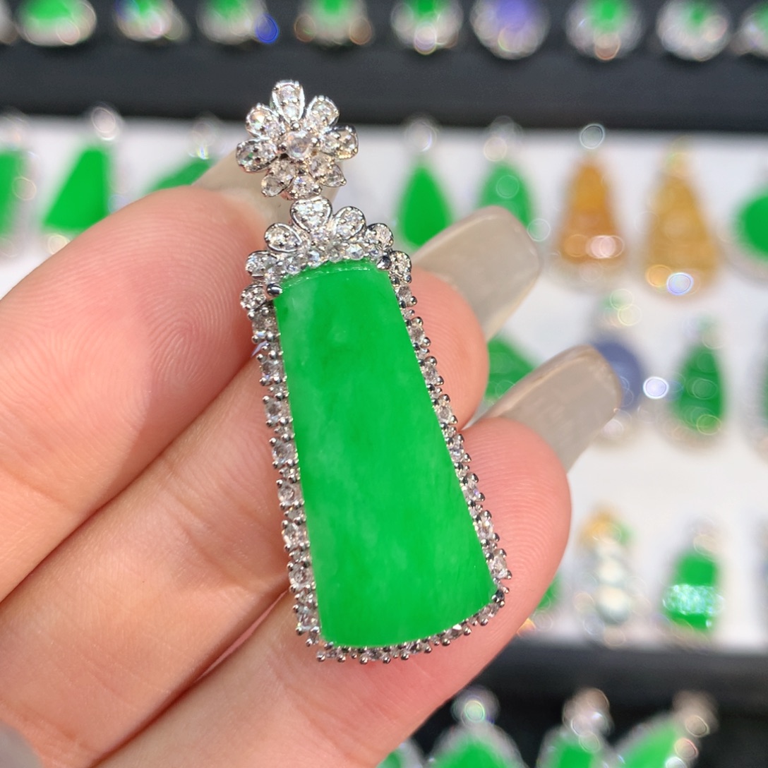 翡翠18K金镶嵌颈饰