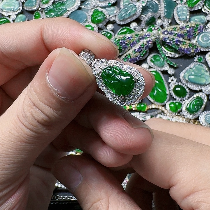 翡翠颈饰未镶嵌天然A货翡翠放漏