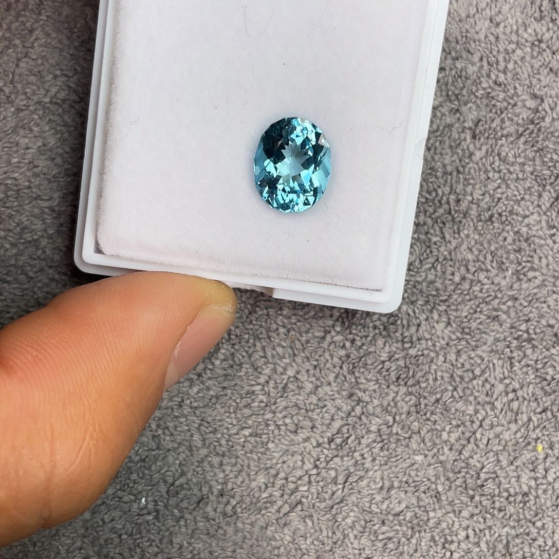 托帕石裸石未镶嵌4.56Ct。