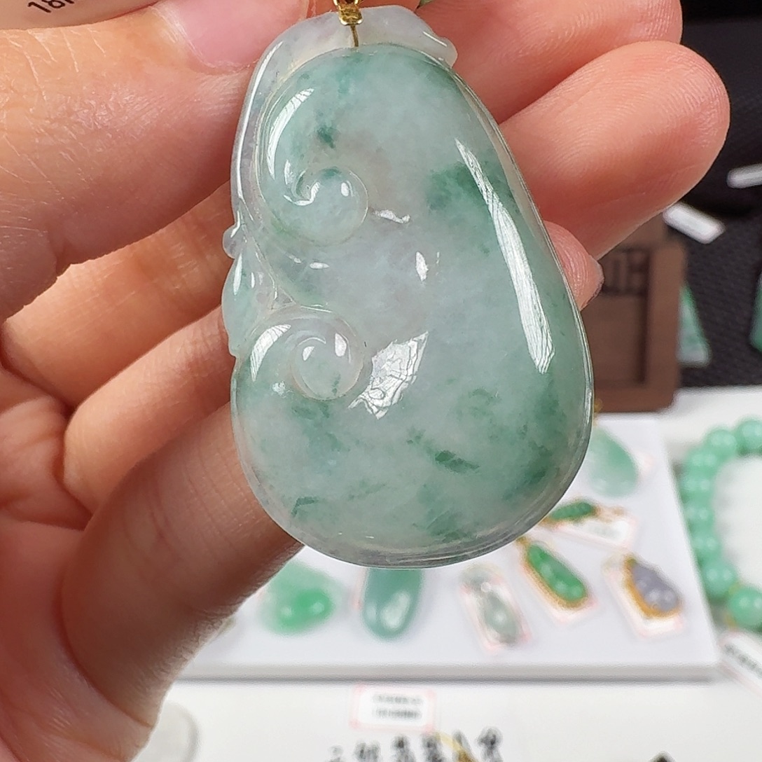 翡翠18K金镶嵌颈饰