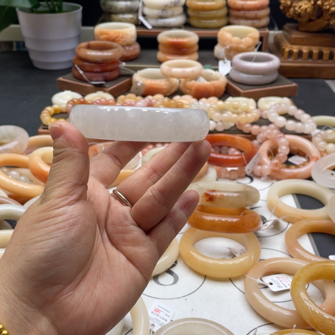 龙***墙石英岩玉未镶嵌手镯