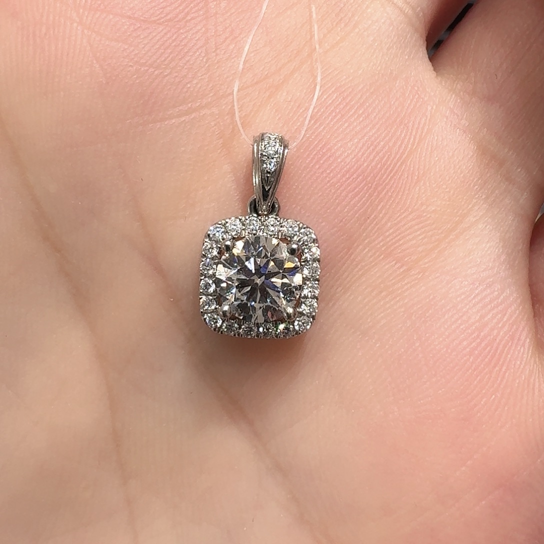 颈饰铂Pt950镶嵌实验室培育钻石