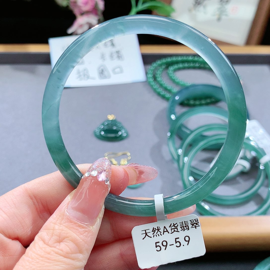 翡翠手镯（圆镯）未镶嵌