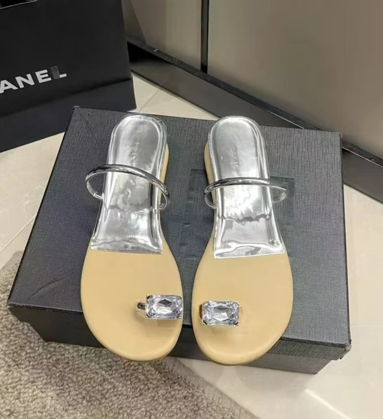 2025新款夏季通勤鸽子蛋凉鞋法式平底高级感水钻套趾凉拖鞋女