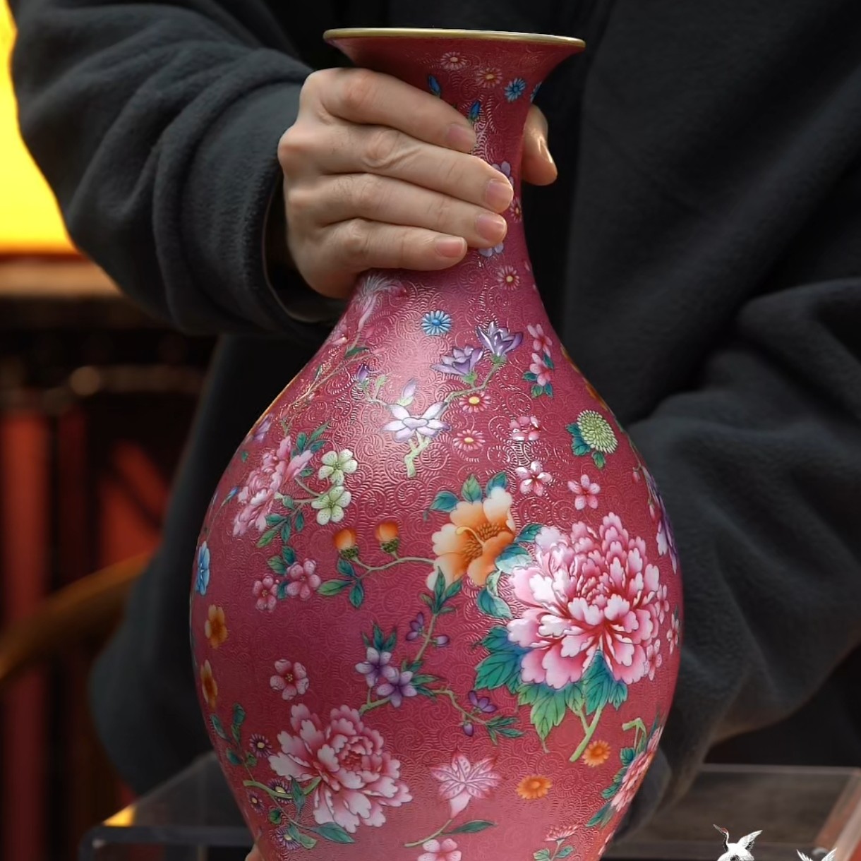 胭脂红釉轧道粉彩牡丹花卉纹瓶