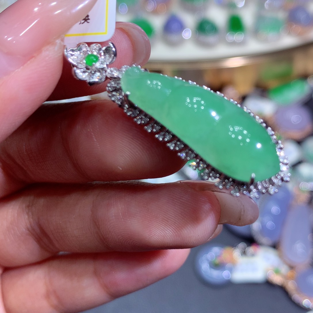 翡翠吊坠(赠链)18K金镶嵌