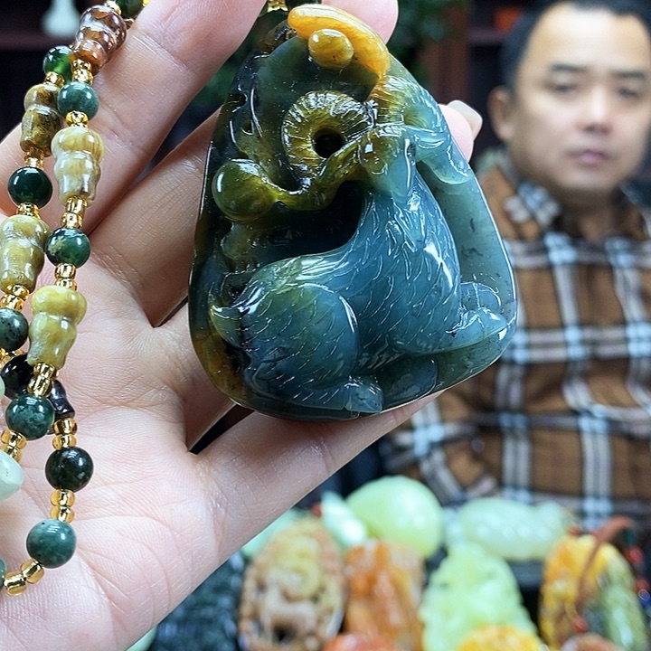 蛇纹石玉吊坠未镶嵌