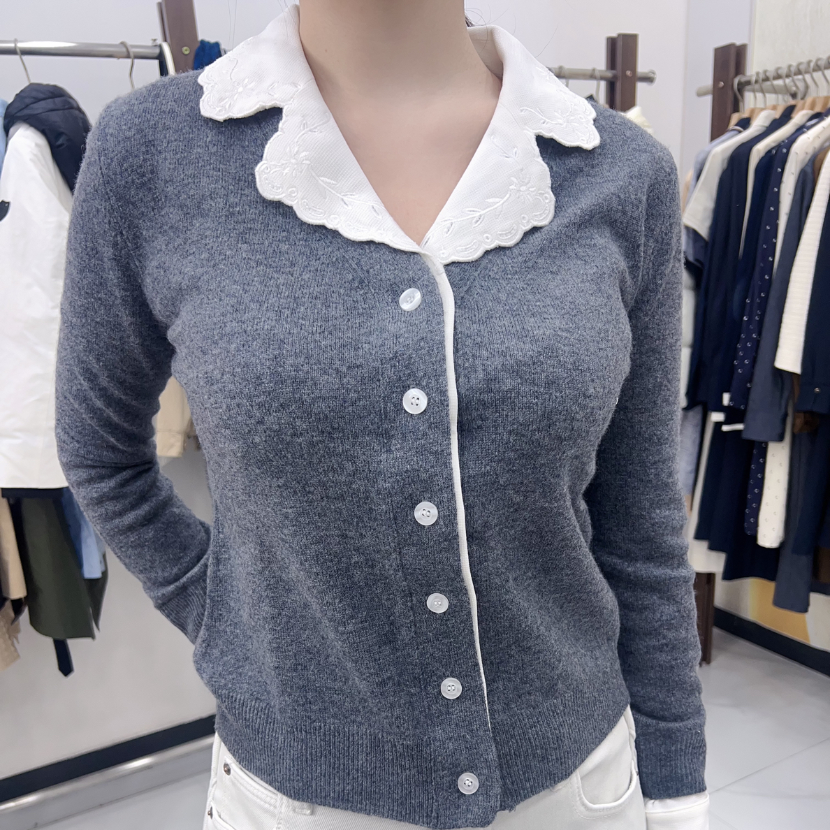 F蝶女士针织假两件叠穿镂空绣花领针织毛衣