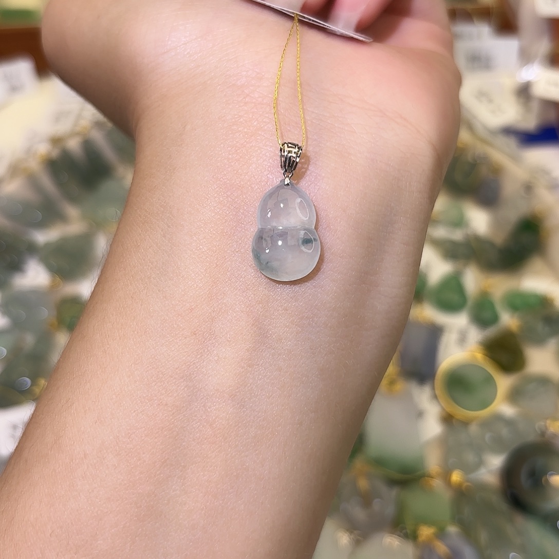 翡翠18K金镶嵌颈饰葫芦