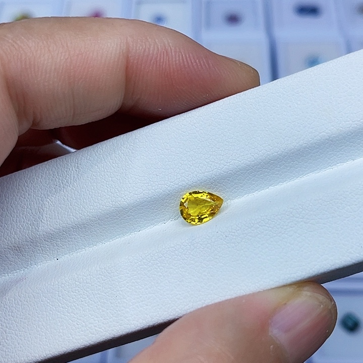 蓝宝石裸石0.89克拉