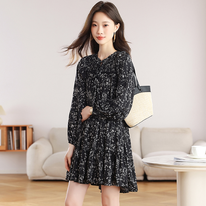 2025早秋新款茶歇法式黑色长袖碎花连衣裙子女小个子时尚气质短裙