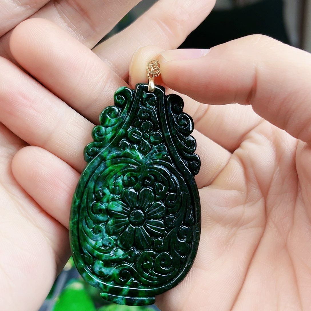 翡翠颈饰18K金镶嵌吊坠