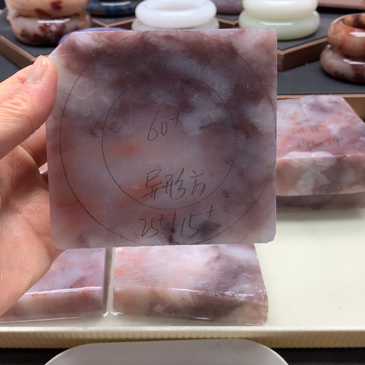 俏***俏石英岩玉未镶嵌手镯