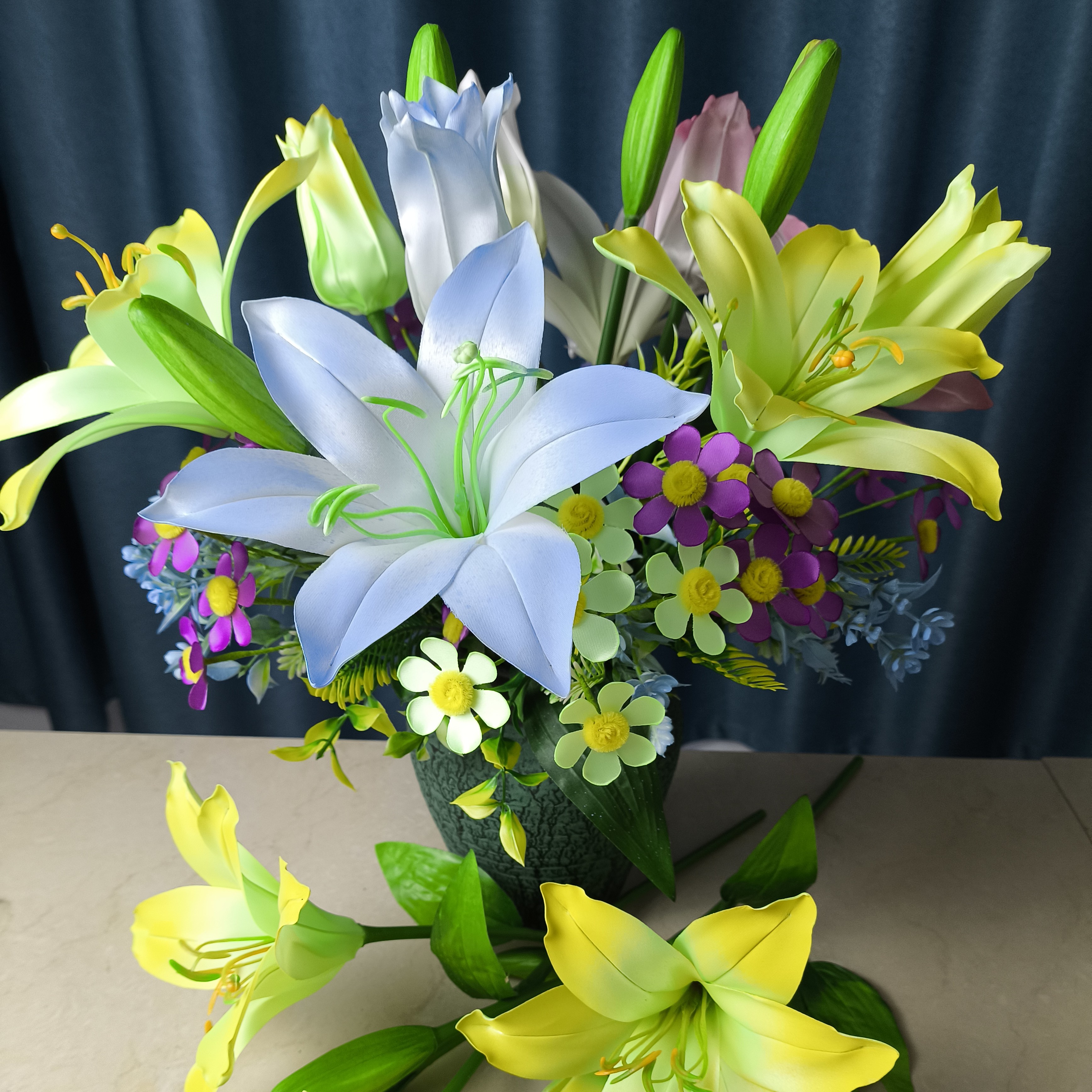 香水百合彩色材料包蓝色单面缎带鲜花花束花市百合鲜花黄百合