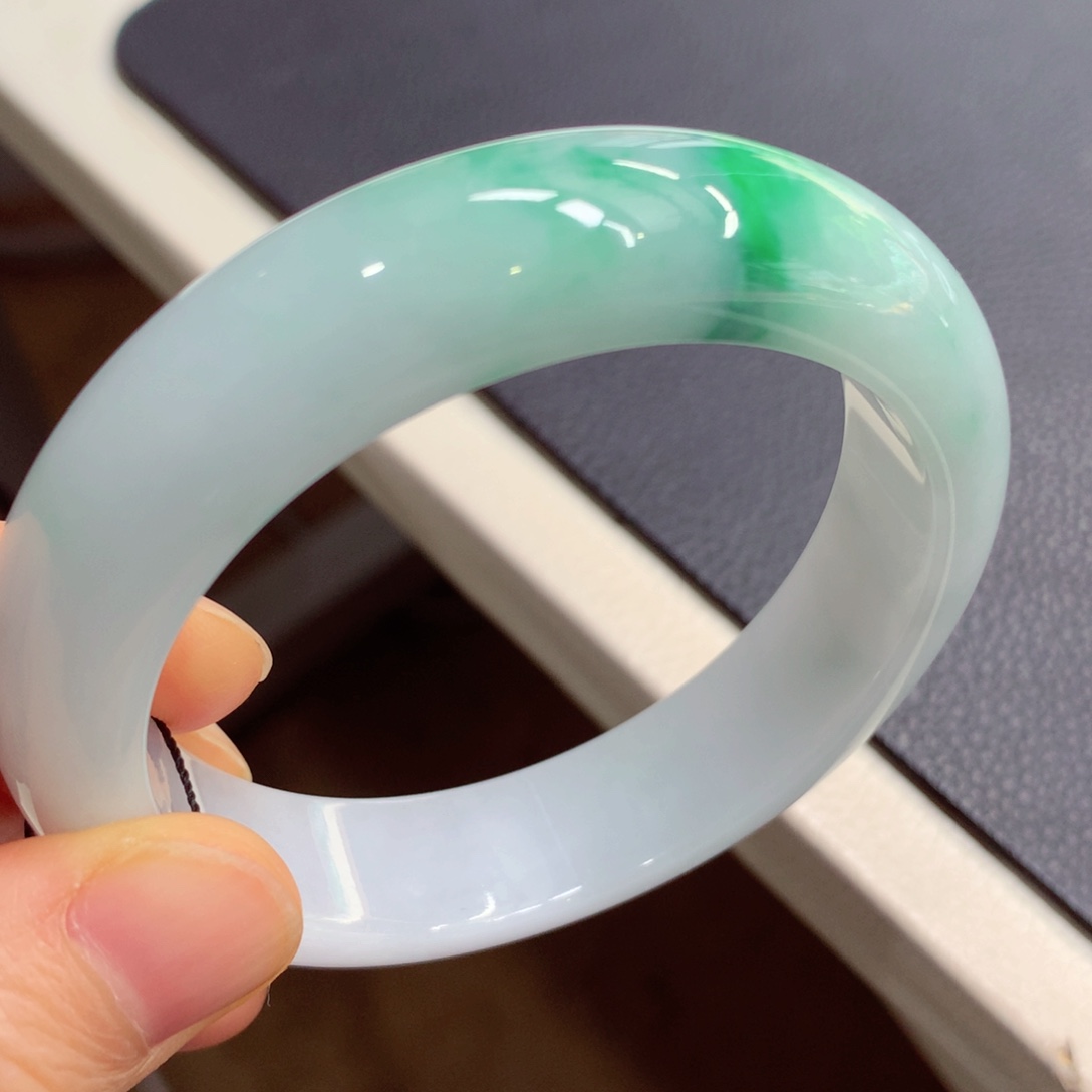 未镶嵌手镯翡翠半***?翡翠