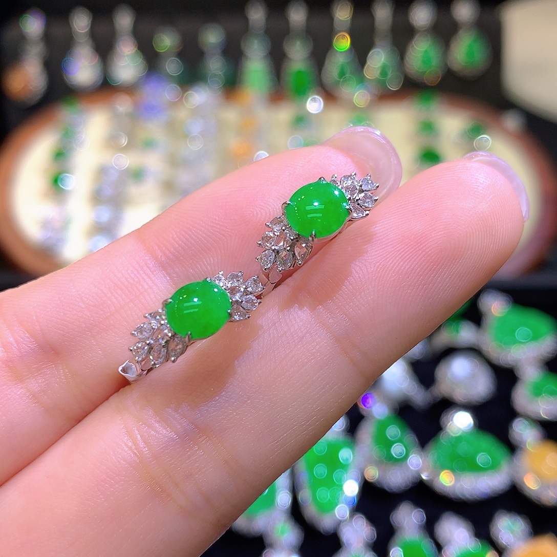 翡翠18K金镶嵌耳饰高冰满绿正阳绿蛋面耳包