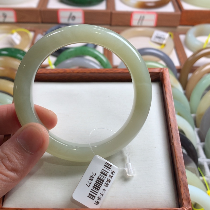 【闪购商品】和田玉手镯未镶嵌55